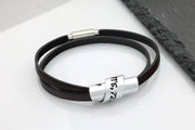 Geschenk zum Geburtstag - Lederarmband mit personalisierte Schriftrolle - JAEE Namensschmuck