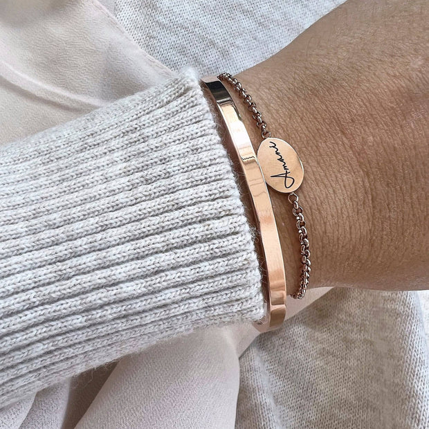 Minimalistischer Damenarmband mit Gravur auf ovalem Anhänger und Armreif in gold, rosé gold oder silber, verstellbar 16-21 cm - JAEE Namensschmuck