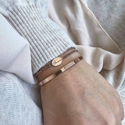 Minimalistischer Damenarmband mit Gravur auf ovalem Anhänger und Armreif in gold, rosé gold oder silber, verstellbar 16-21 cm - JAEE Namensschmuck