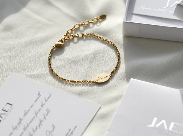 Personalisiertes Armband mit Gravur auf ovalem Anhänger in Gold - JAEE Namensschmuck