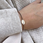 Minimalistischer Damenarmband mit Gravur auf ovalem Anhänger und Armreif in gold, rosé gold oder silber, verstellbar 16-21 cm - JAEE Namensschmuck