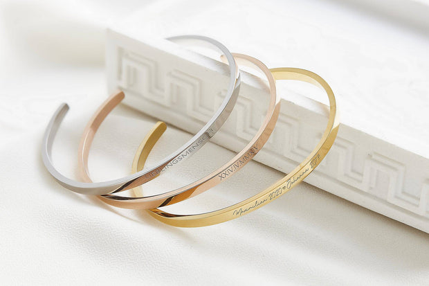 Minimalistischer Damenarmband mit Gravur auf ovalem Anhänger und Armreif in gold, rosé gold oder silber, verstellbar 16-21 cm - JAEE Namensschmuck