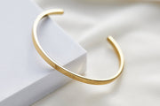 Minimalistischer Damenarmband mit Gravur auf ovalem Anhänger und Armreif in gold, rosé gold oder silber, verstellbar 16-21 cm - JAEE Namensschmuck