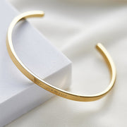 Minimalistischer Damenarmband mit Gravur auf ovalem Anhänger und Armreif in gold, rosé gold oder silber, verstellbar 16-21 cm - JAEE Namensschmuck