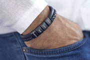 Lederarmband mit Gravierten Schwarzen Ringen - Personalisiertes schwarzes Lederarmband mit Gravur - JAEE Namensschmuck