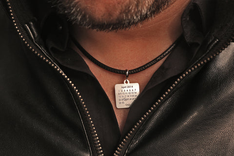 Gravierte Tag Halskette - Kalender Halskette - Benutzerdefinierte Datum - JAEE Design